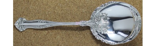 Avon 1901 - Berry or Casserole Spoon